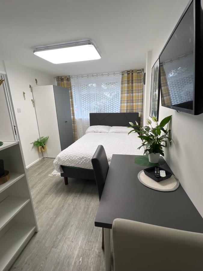Studio In Private House Near Central Milton Keynes Apartment Exterior photo